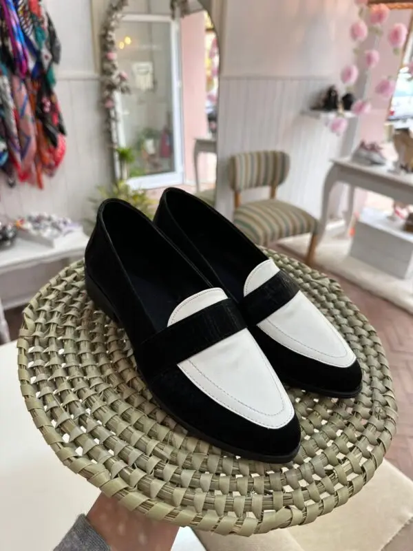 mocasin blanco y negro
