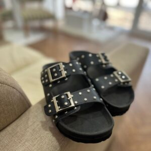 sandalia tachas